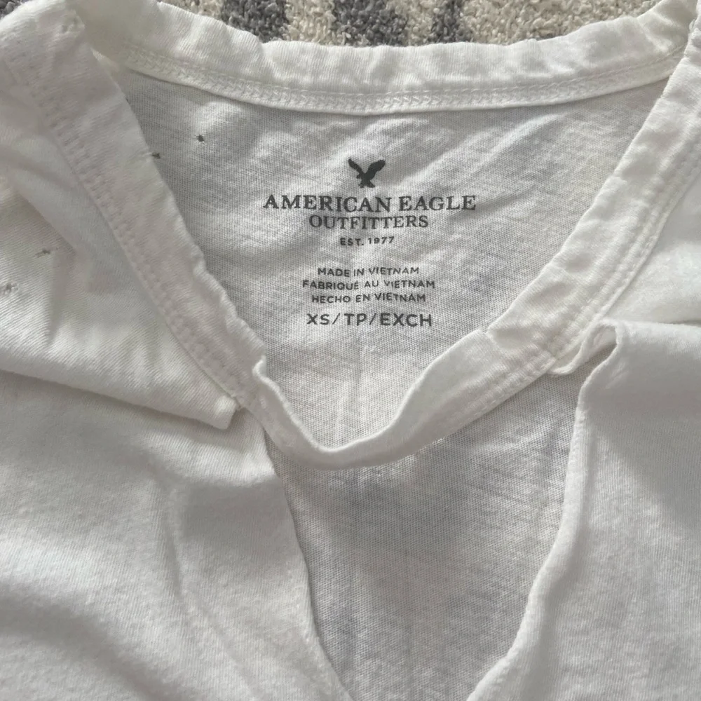 AMERICAN EAGLE WHITE DISTRESSED TANK SIZE XS - Picture 2 of 8